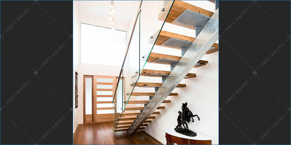 cầu thang bằng inox tròn kính cường lực