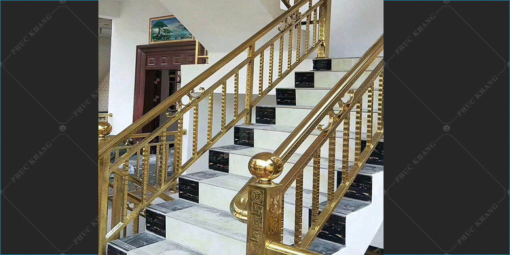 cầu thang bằng inox mạ vàng