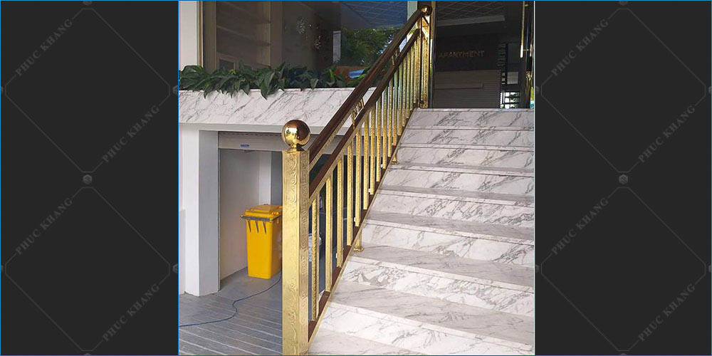 cầu thang bằng inox mạ vàng
