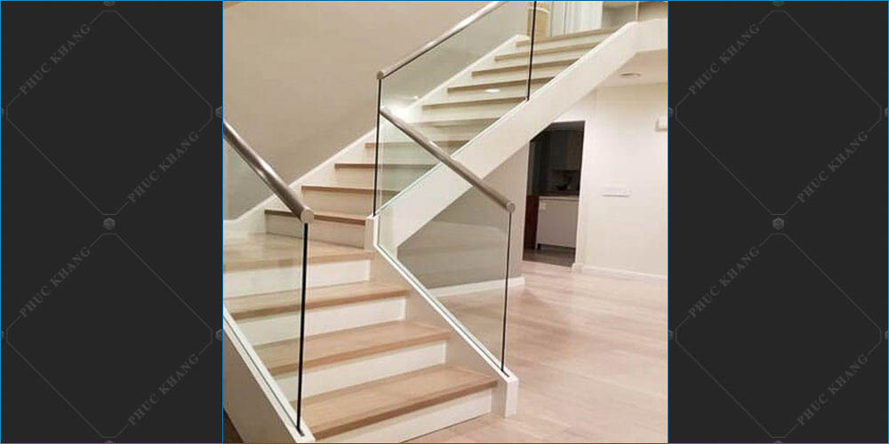 cầu thang bằng inox tay tròn kính cường lực
