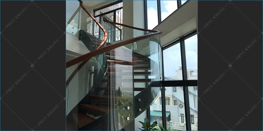 cầu thang bằng kính cong
