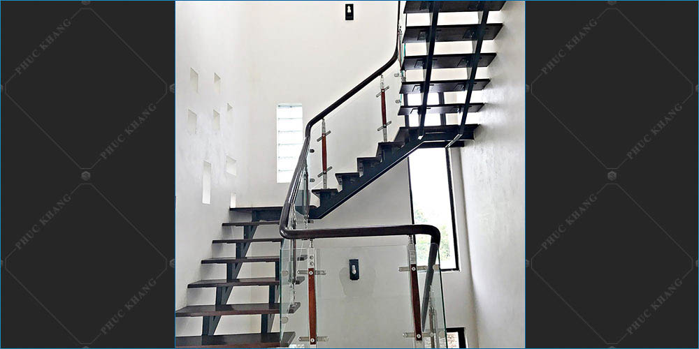 cầu thang sắt xương cá kép kính