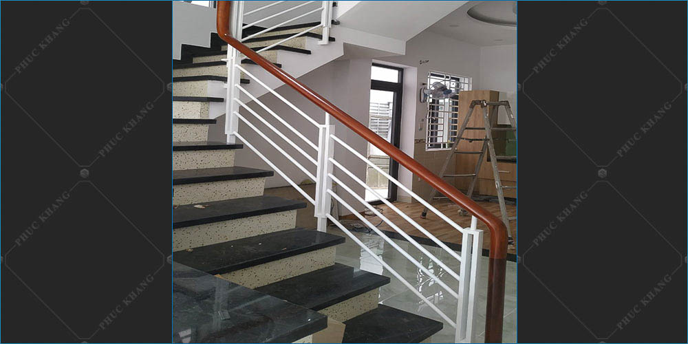 lan can sắt hộp trắng tay gỗ