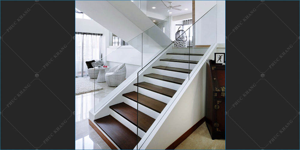 tay vịn kính cầu thang gỗ