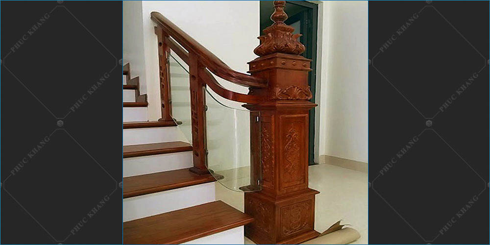 cầu thang trụ gỗ kính