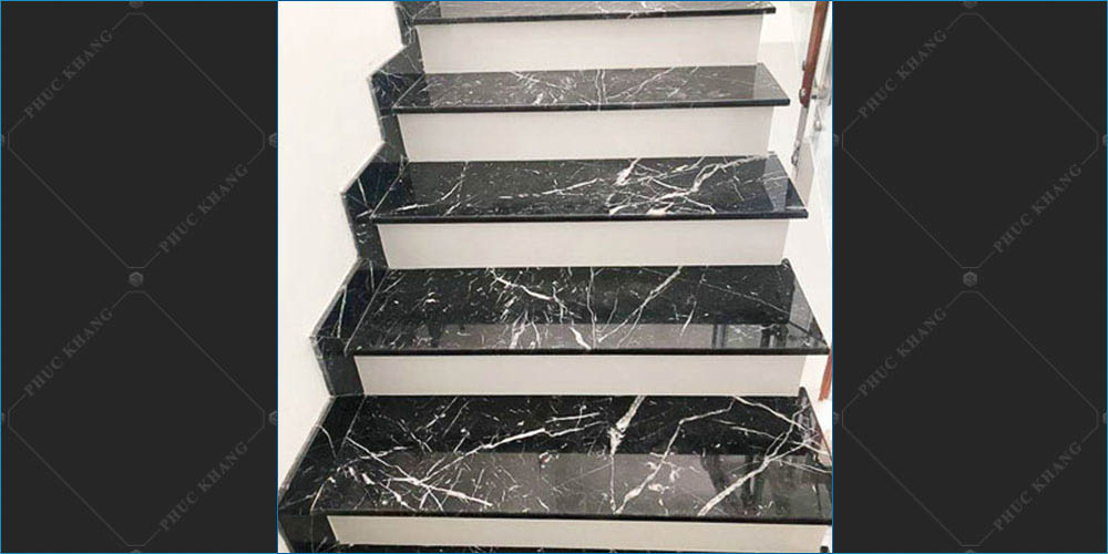 đá đen ốp cầu thang tia chớp