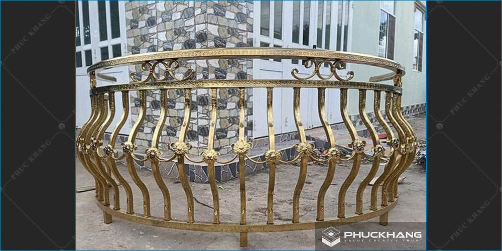 lan can ban công inox vàng gold ngoài trời