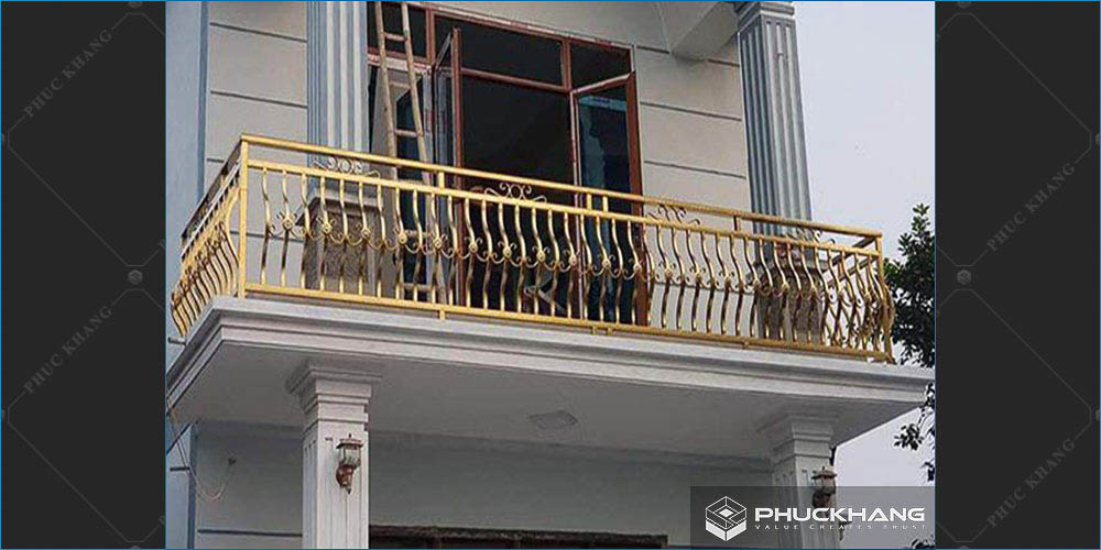 lan can ban công inox vàng gold ngoài trời