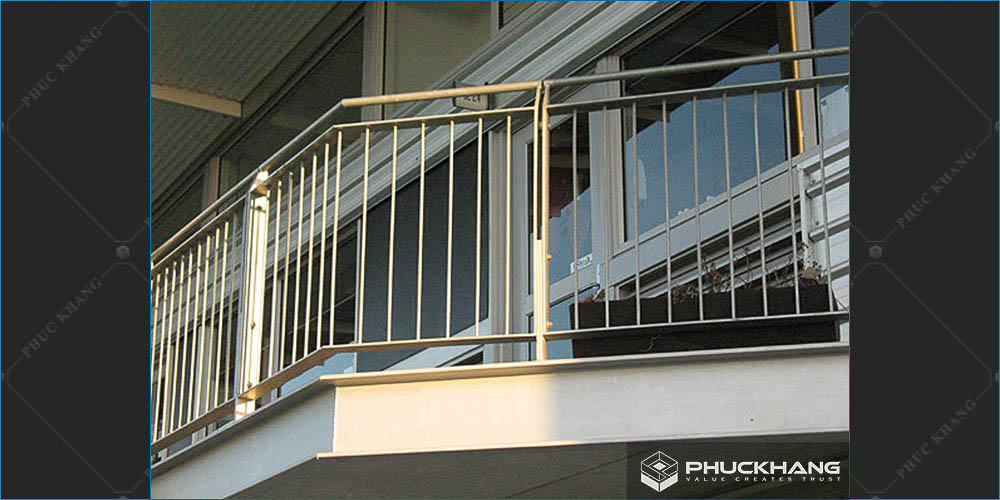 lan can ban công inox tròn ngoài trời