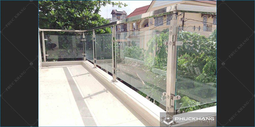lan can ban công kính cường lực chân cao