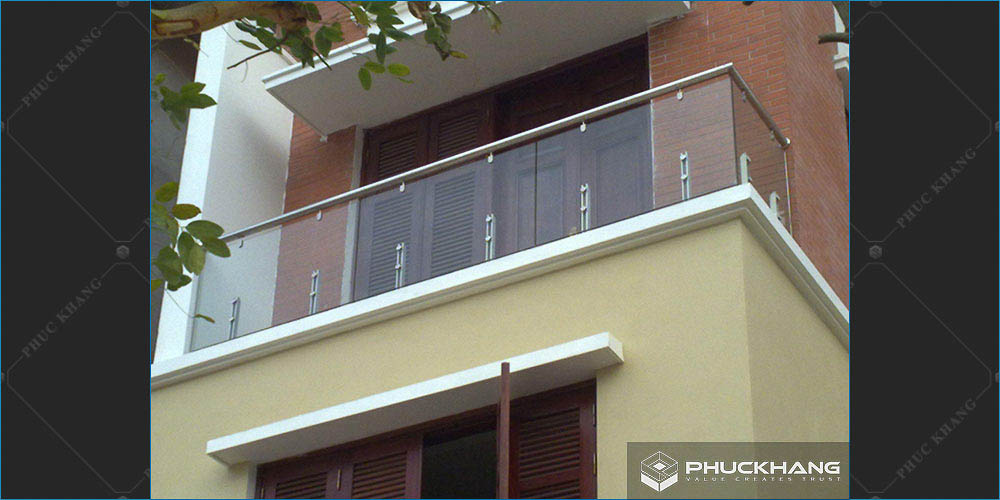 lan can kính cường lực chân lửng