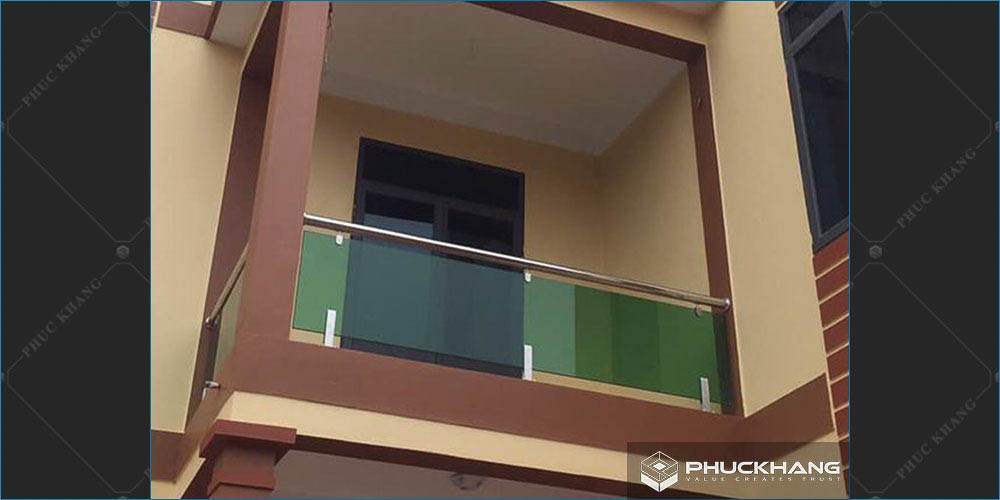 mẫu lan can ban công kính cường lực chân lửng