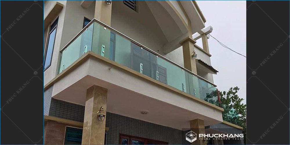 lan can ban công kính cường lực chân lửng