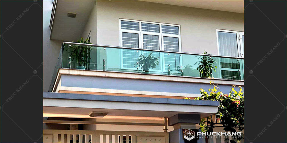 mẫu lan can ban công kính cường lực chân lửng