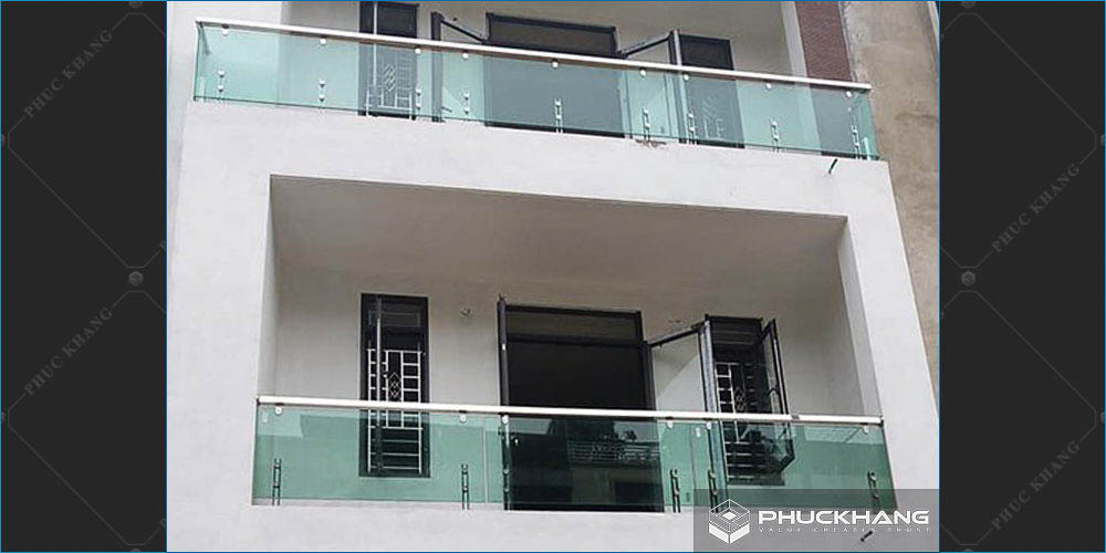 mẫu lan can ban công kính cường lực chân lửng