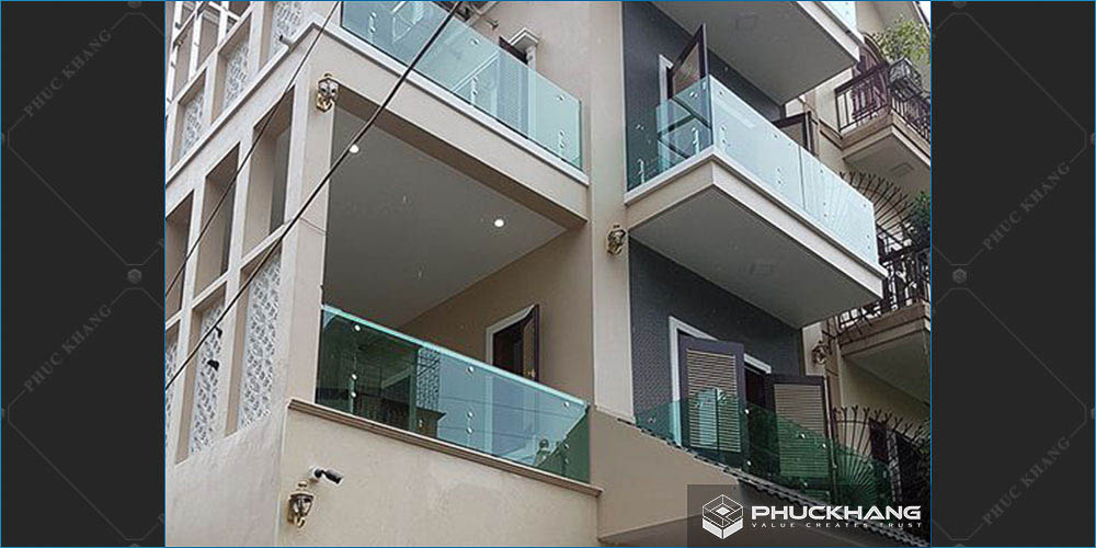 mẫu lan can ban công kính cường lực chân lửng