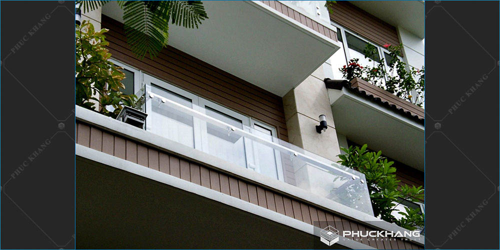 những mẫu lan can ban công kính cường lực pad kẹp