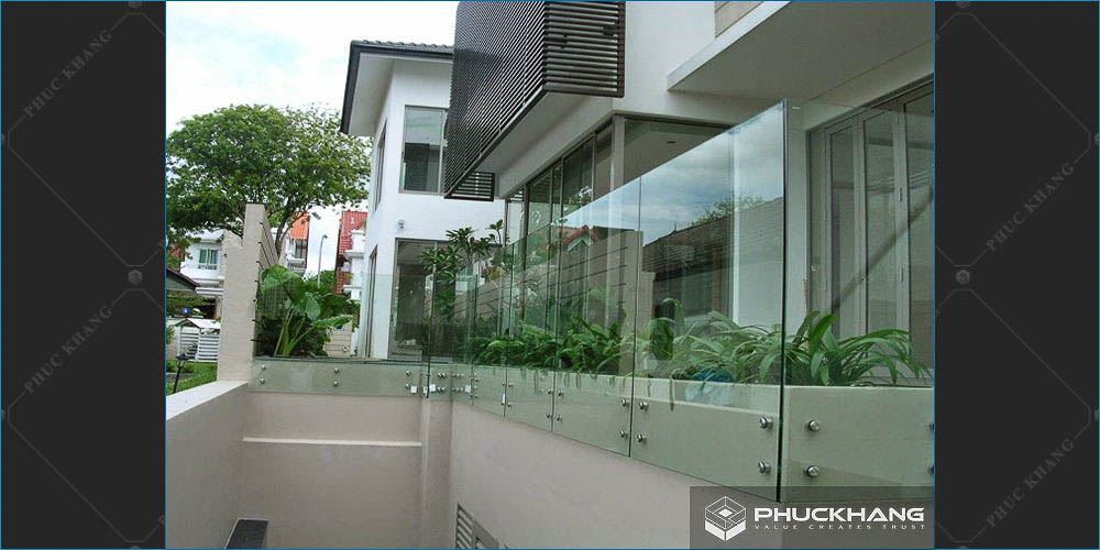 những mẫu lan can ban công kính cường lực pad kẹp
