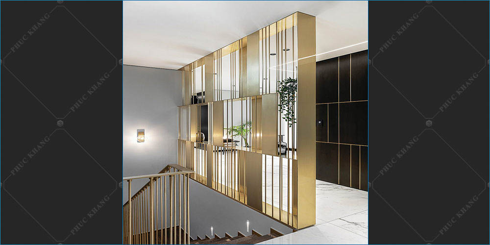 vách ngăn inox gold che cầu thang hiện đại