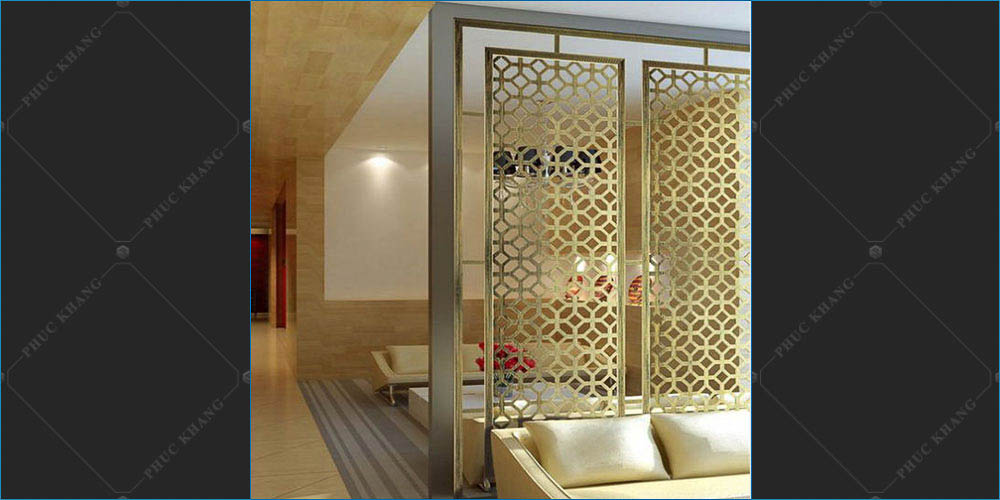 vách ngăn inox gold che cầu thang hiện đại