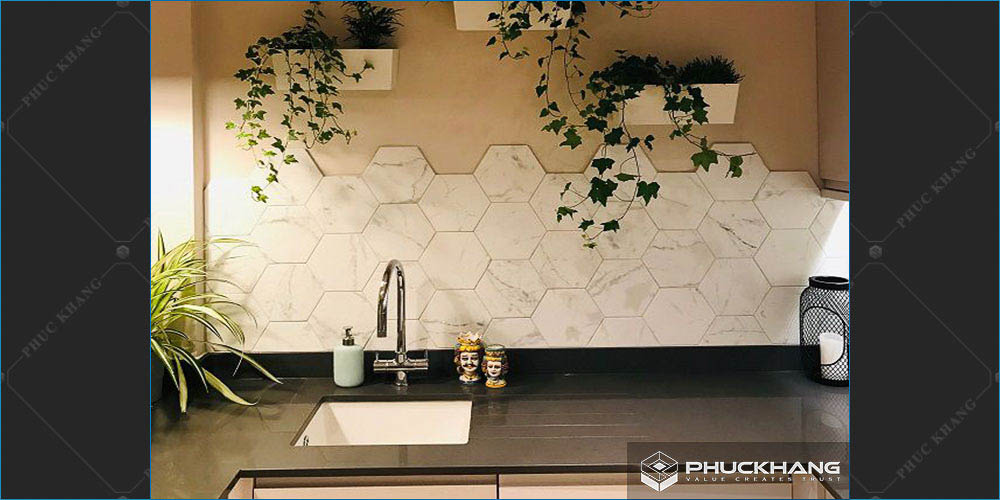 gạch lục giác ốp tường bếp