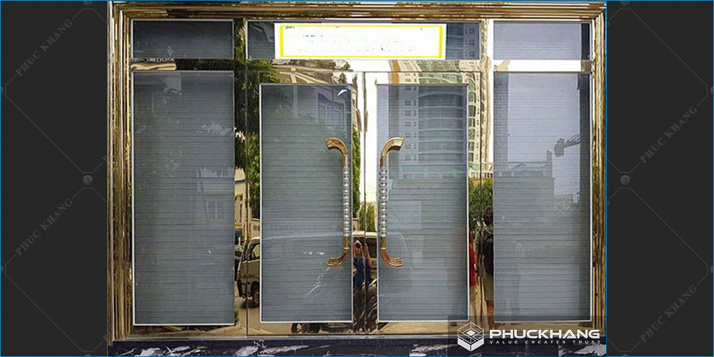 mẫu cửa mạ vàng inox