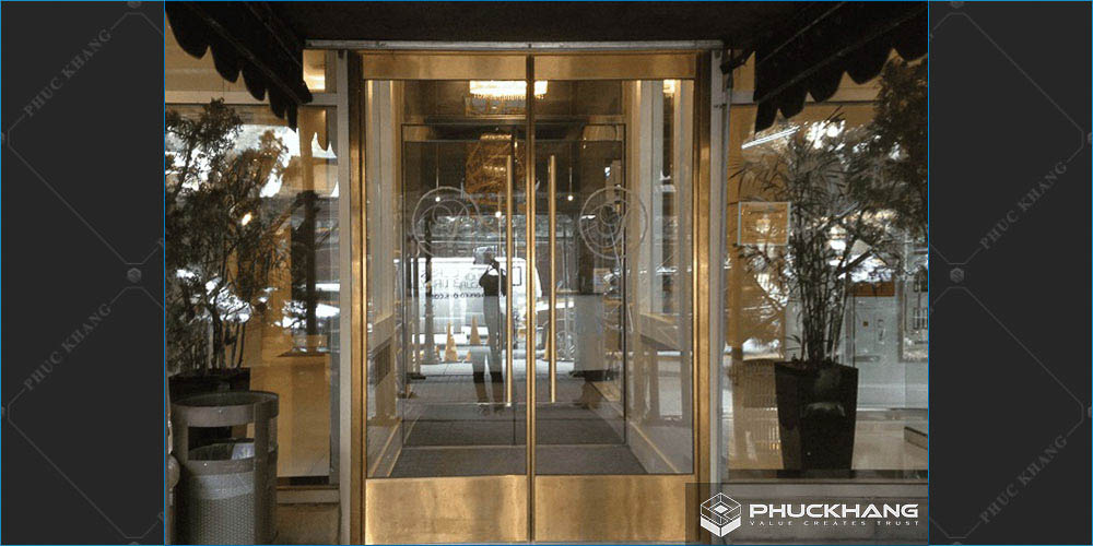 mẫu cửa mạ vàng inox
