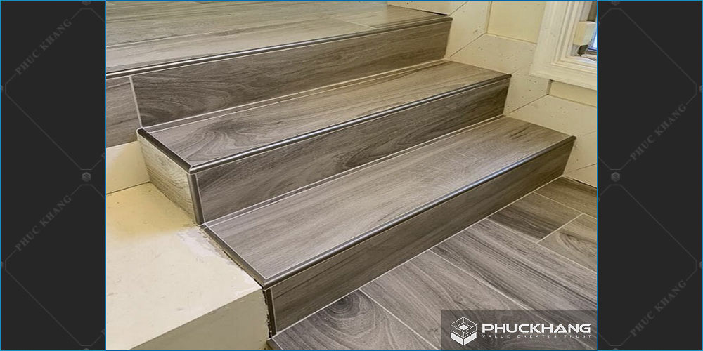 gạch lát cầu thang vân gỗ