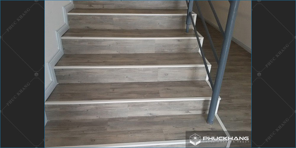 gạch lát cầu thang vân gỗ