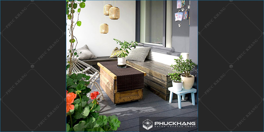 tiểu cảnh ban công với ghế thư giãn