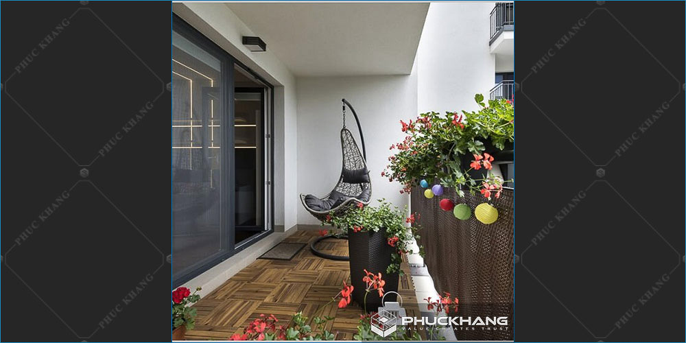 tiểu cảnh ban công với ghế thư giãn