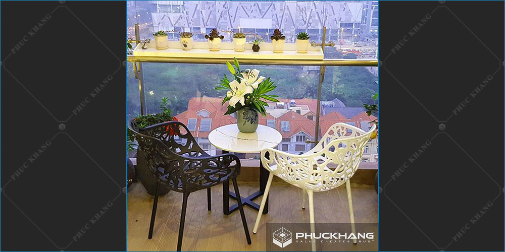 tiểu cảnh ban công với ghế thư giãn