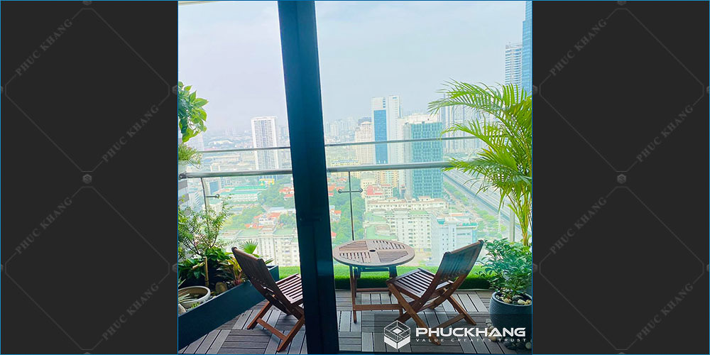 tiểu cảnh ban công với ghế thư giãn